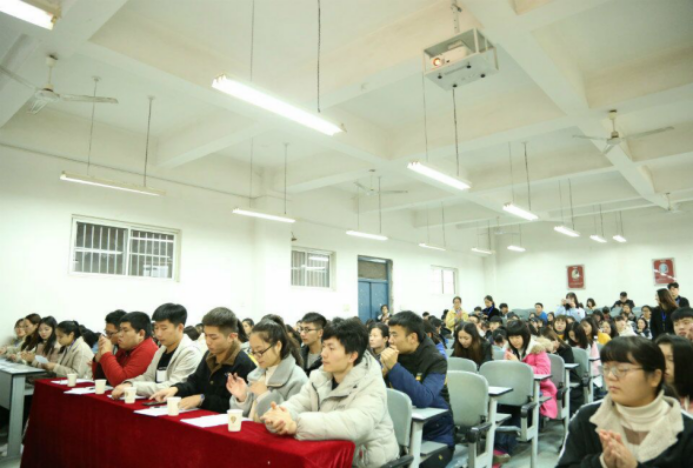 正文 2018年11月16日中午12:30,焦作大学人文学院在一教崇学楼401教室